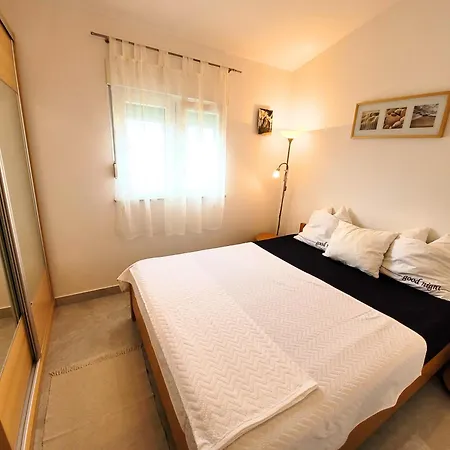 Jelena Apartment Vir